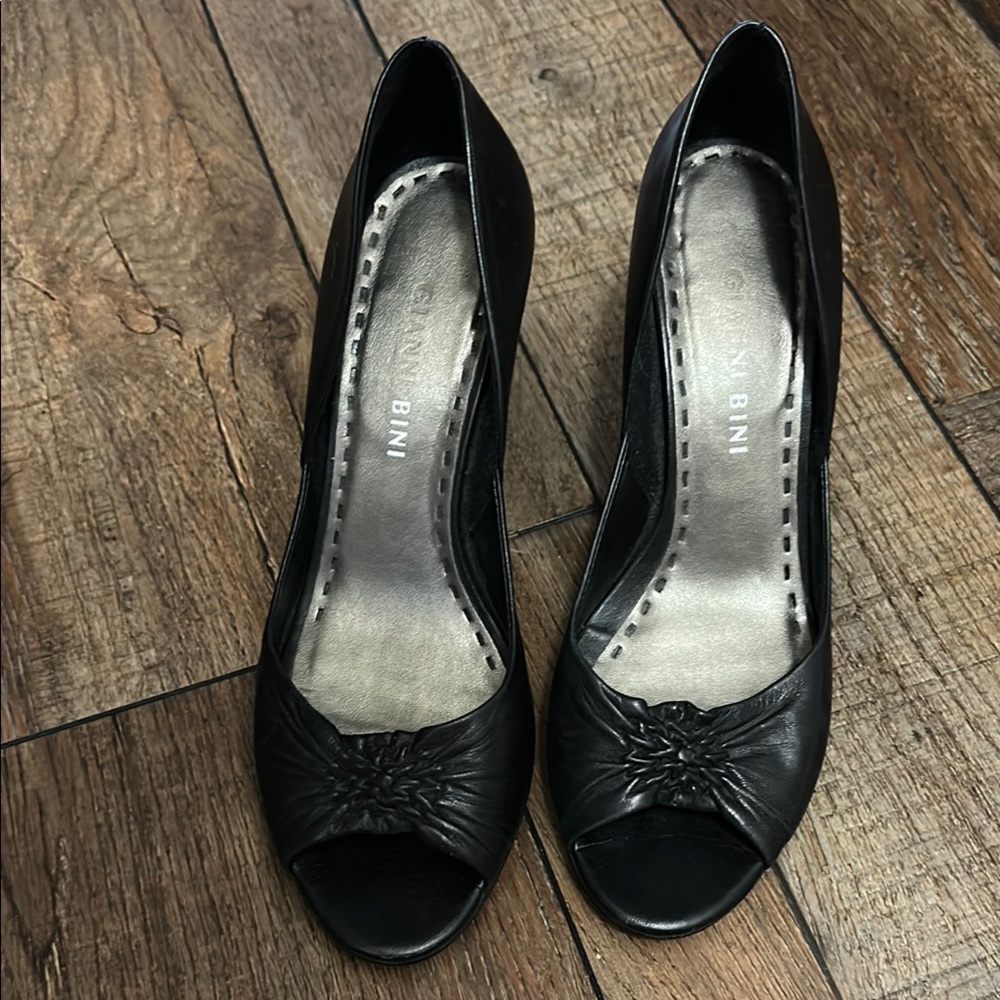 Gianni Bini Black Heels Elegant Design